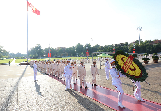 Đoàn đại biểu dự Đại hội vào Lăng viếng Chủ tịch Hồ Chí Minh.