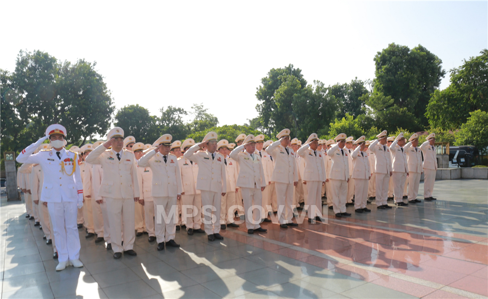 Đoàn đại biểu dự Đại hội đặt vòng hoa và tưởng niệm các Anh hùng liệt sỹ tại Đài Tưởng niệm các Anh hùng liệt sỹ.