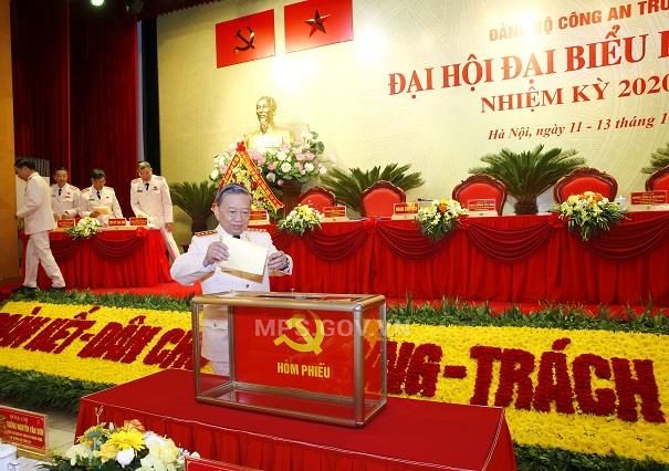Đại hội tiến hành bỏ phiếu bầu Đoàn đại biểu dự Đại hội đại biểu toàn quốc lần thứ XIII của Đảng.