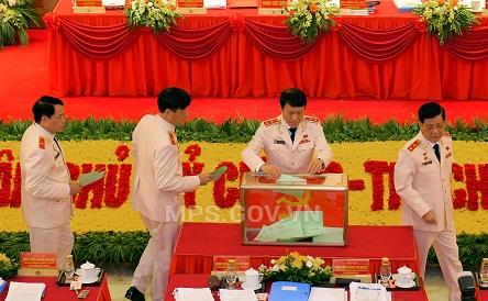 Đại hội tiến hành bỏ phiếu bầu Đoàn đại biểu dự Đại hội đại biểu toàn quốc lần thứ XIII của Đảng.