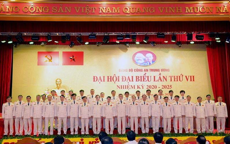 Đoàn đại biểu dự Đại hội đại biểu toàn quốc lần thứ XIII của Đảng ra mắt Đại hội.