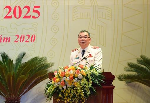 Thiếu tướng Tô Ân Xô trình bày dự thảo Nghị quyết Đại hội.
