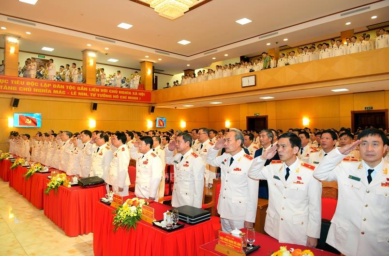 Các đại biểu thực hiện nghi thức chào cờ bế mạc Đại hội.
