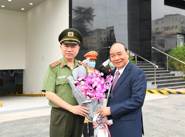 Bộ trưởng Tô Lâm tặng hoa chúc mừng Thủ tướng Chính phủ Nguyễn Xuân Phúc