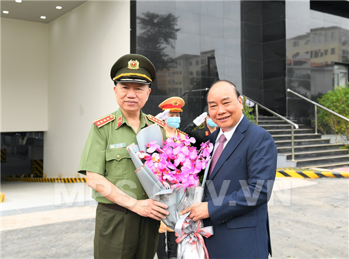 Bộ trưởng Tô Lâm tặng hoa chúc mừng Thủ tướng Chính phủ Nguyễn Xuân Phúc