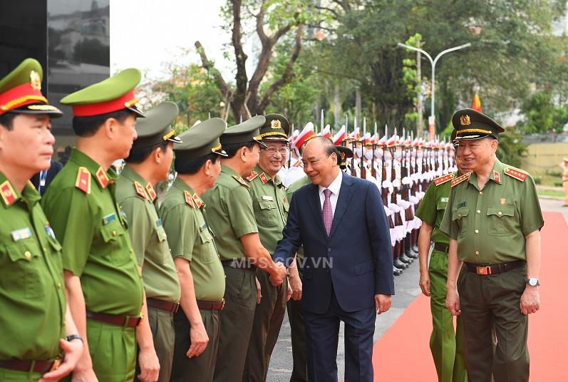 Thủ tướng Chính phủ Nguyễn Xuân Phúc chúc mừng các đồng chí lãnh đạo Bộ Công an