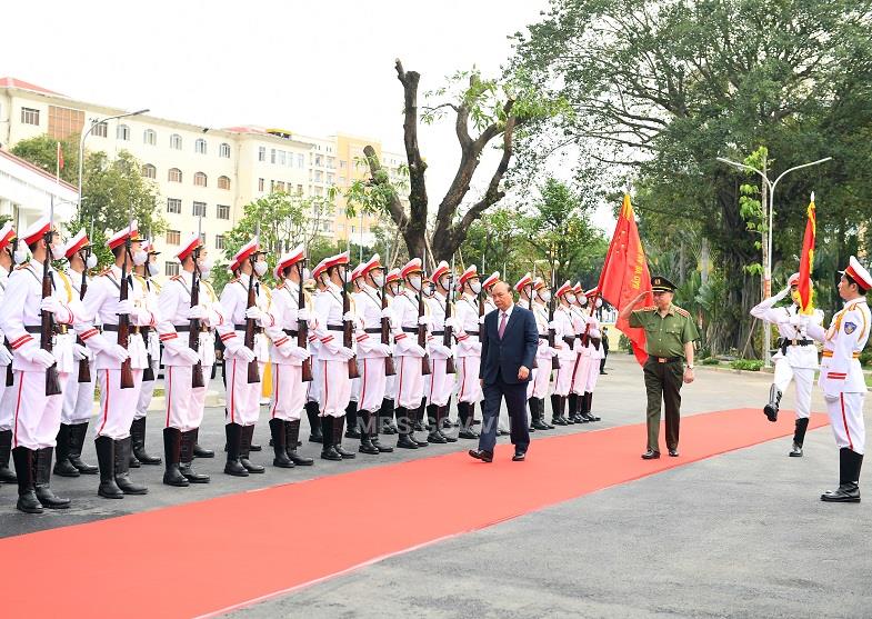 Thủ tướng Chính phủ Nguyễn Xuân Phúc duyệt Đội Danh dự Công an nhân dân