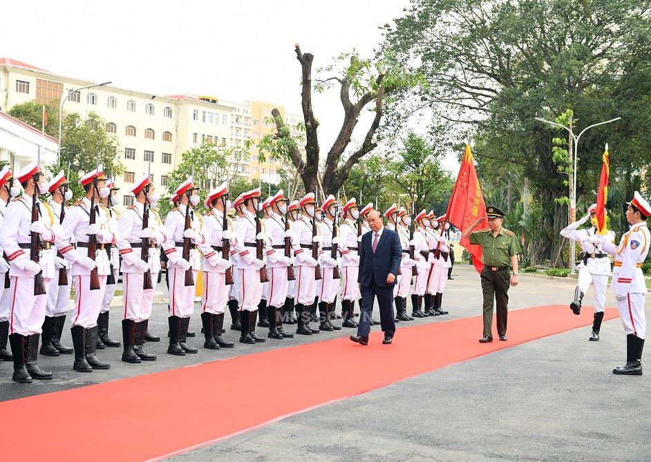 Thủ tướng Chính phủ Nguyễn Xuân Phúc duyệt Đội danh dự Công an nhân dân