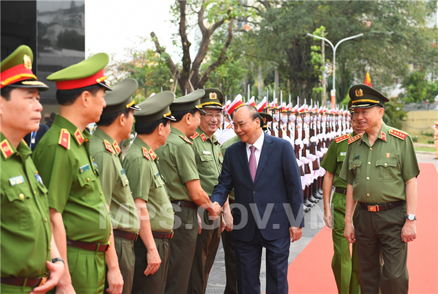 Thủ tướng Chính phủ Nguyễn Xuân Phúc chúc mừng các đồng chí lãnh đạo Bộ Công an