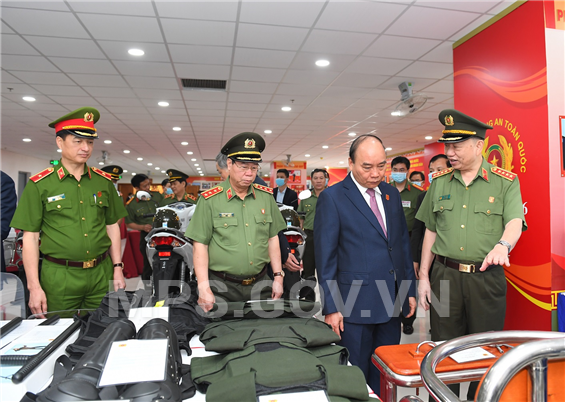 Thủ tướng Chính phủ Nguyễn Xuân Phúc thăm quan khu trưng bày tại Hội nghị