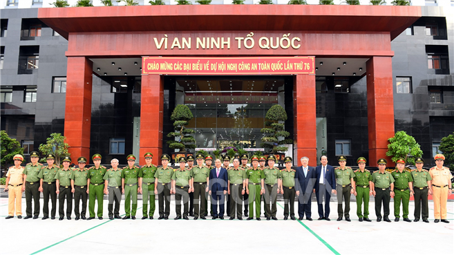 Thủ tướng Chính phủ Nguyễn Xuân Phúc cùng các đại biểu dự Hội nghị