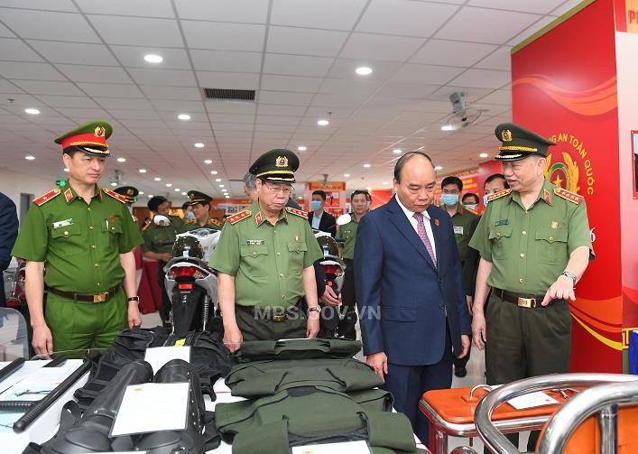 Thủ tướng Chính phủ Nguyễn Xuân Phúc tham quan khu trưng bày tại Hội nghị