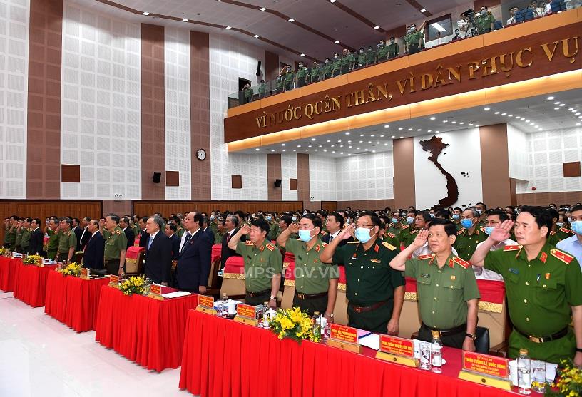 Các đại biểu thực hiện nghi thức chào cờ tại Hội nghị
