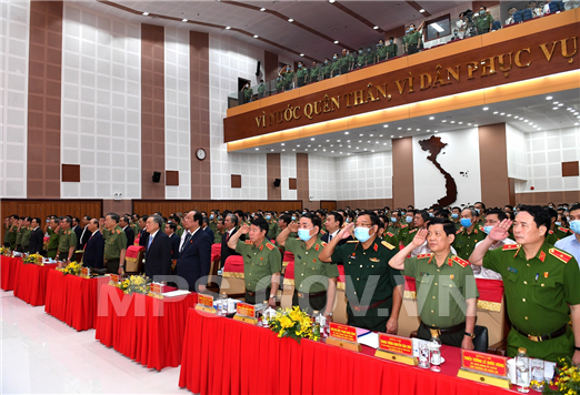 Các đại biểu thực hiện nghi thức chào cờ tại Hội nghị