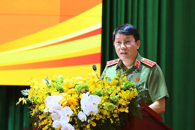 Thứ trưởng Lương Tam Quang trình bày báo cáo tổng kết công tác công an năm 2020 và phương hướng, nhiệm vụ năm 2021