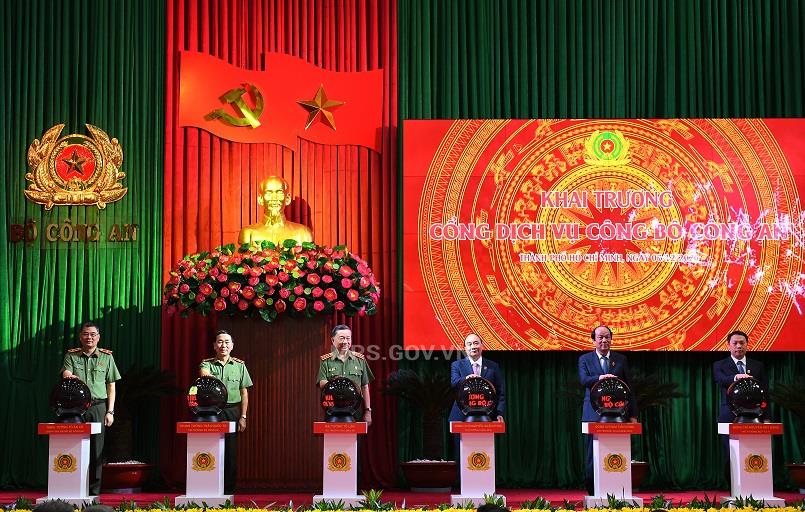 Thủ tướng Chính phủ Nguyễn Xuân Phúc; Bộ trưởng Tô Lâm cùng các đại biểu bấm nút khai trương Cổng dịch vụ công Bộ Công an