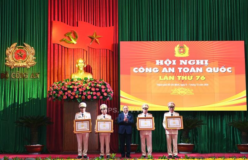 Thủ tướng Chính phủ Nguyễn Xuân Phúc trao Huân chương Quân công tặng các đồng chí lãnh đạo Bộ Công an