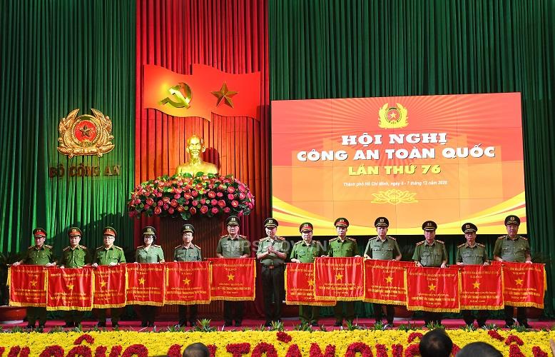 Thừa ủy quyền của Thủ tướng Chính phủ, Bộ trưởng Tô Lâm trao Cờ thi đua của Chính phủ tặng các đơn vị có thành tích xuất sắc