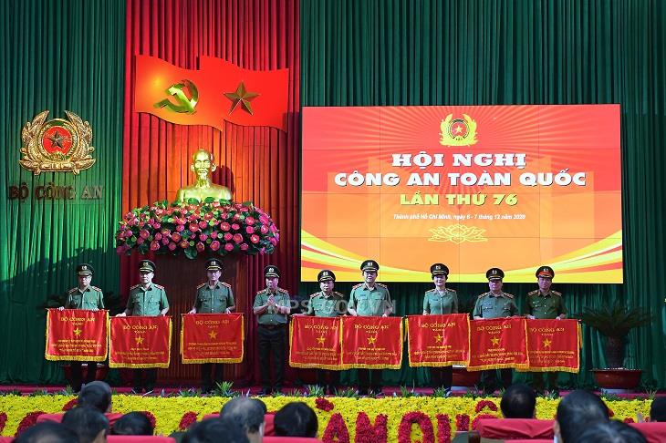 Thứ trưởng Bùi Văn Nam trao Cờ thi đua của Bộ Công an tặng các đơn vị có thành tích xuất sắc