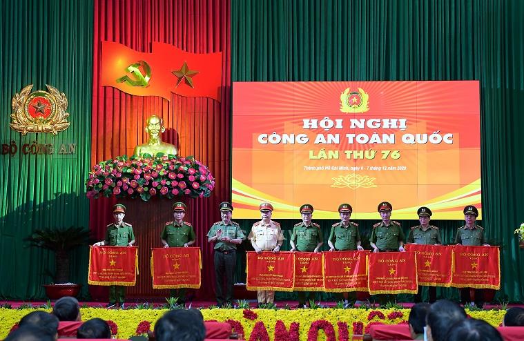 Thứ trưởng Nguyễn Văn Thành trao Cờ thi đua của Bộ Công an tặng các đơn vị có thành tích xuất sắc