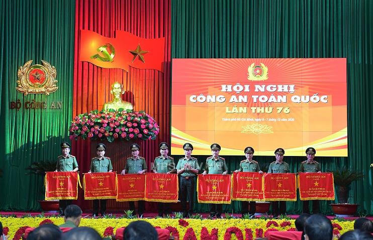 Thứ trưởng Trần Quốc Tỏ trao Cờ thi đua của Bộ Công an tặng các đơn vị có thành tích xuất sắc