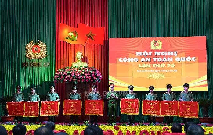 Thứ trưởng Nguyễn Duy Ngọc trao Cờ thi đua của Bộ Công an tặng các đơn vị có thành tích xuất sắc