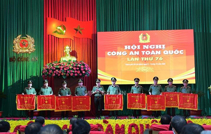 Thứ trưởng Lương Tam Quang trao Cờ thi đua của Bộ Công an tặng các đơn vị có thành tích xuất sắc