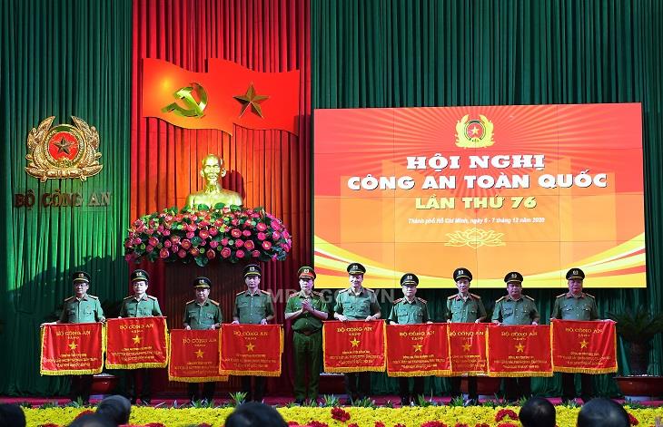 Thứ trưởng Lê Quốc Hùng trao Cờ thi đua của Bộ Công an tặng các đơn vị có thành tích xuất sắc
