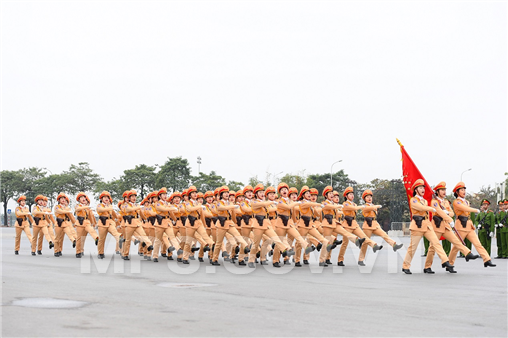 Khối nữ Cảnh sát giao thông tham gia duyệt đội ngũ tại Lễ xuất quân, diễn tập.