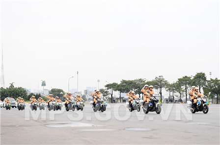 Đội hình làm nhiệm vụ dẫn đoàn của lực lượng Cảnh sát giao thông