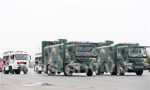 Các loại xe xử lý bom mìn, xử lý sự cố hóa học, xe phá sóng và xe chở rào thép gai tham gia tổng duyệt.