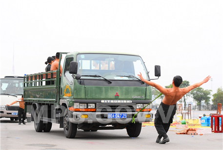 Màn biểu diễn khí công của các chiến sỹ Cảnh sát Cơ động.