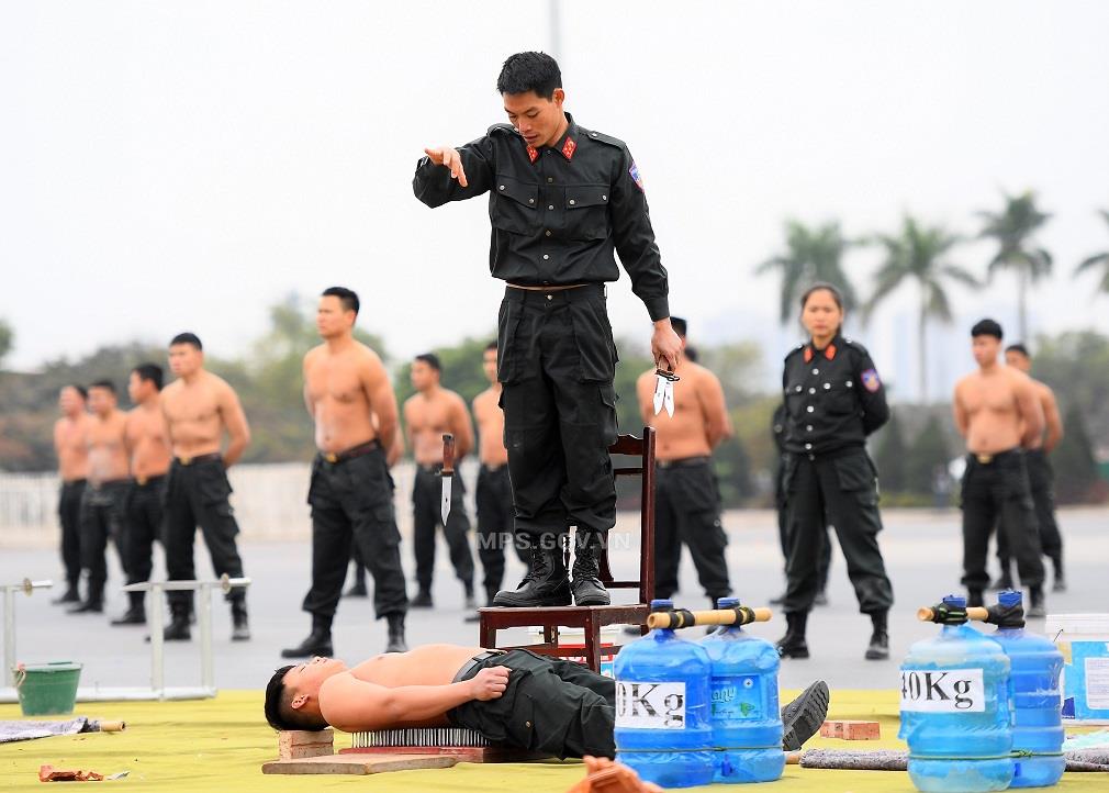 Màn biểu diễn khí công của các chiến sỹ Cảnh sát Cơ động.