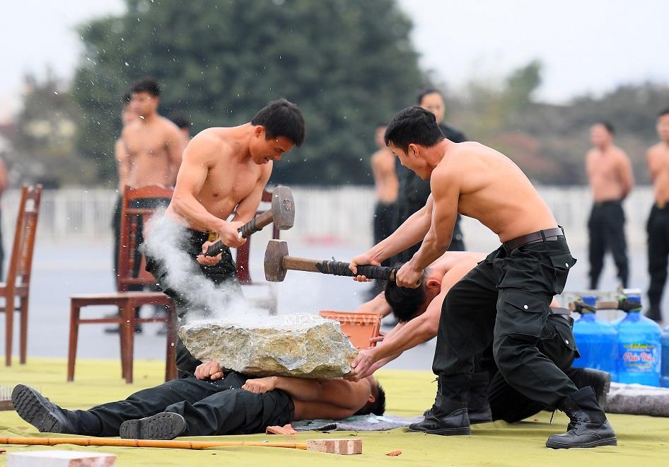 Màn biểu diễn khí công của các chiến sỹ Cảnh sát Cơ động.