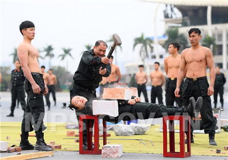 Màn biểu diễn khí công của các chiến sỹ Cảnh sát Cơ động.