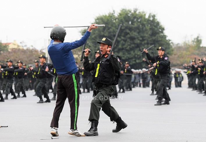 Màn biểu diễn võ thuật của các chiến sỹ Cảnh sát Cơ động.