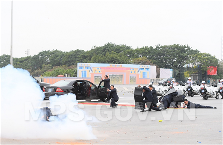 Lực lượng cảnh vệ diễn tập phương án chống khủng bố, sẵn sàng hi sinh để bảo vệ các yếu nhân.