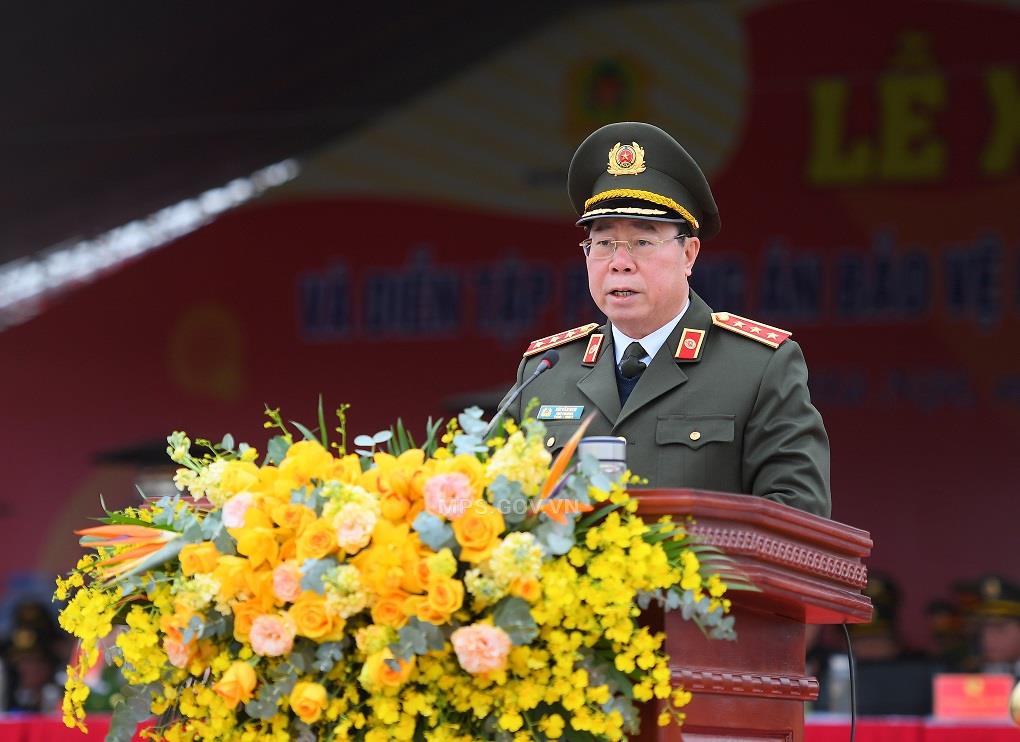 Thứ trưởng Bùi Văn Nam báo cáo khái quát công tác chuẩn bị và triển khai công tác bảo đảm an ninh, trật tự phục vụ Đại hội XIII của Đảng.