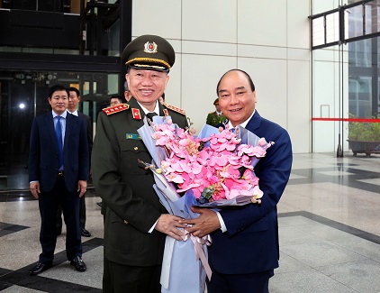 Bộ trưởng Tô Lâm tặng hoa chúc mừng Thủ tướng Chính phủ Nguyễn Xuân Phúc.