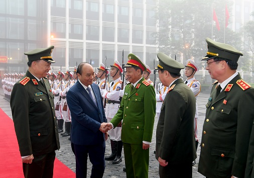 Thủ tướng Chính phủ Nguyễn Xuân Phúc chúc mừng các đồng chí lãnh đạo Bộ Công an