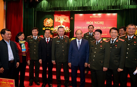 Thủ tướng Chính phủ Nguyễn Xuân Phúc; Bộ trưởng Tô Lâm cùng các đại biểu trao đổi bên lề Hội nghị.