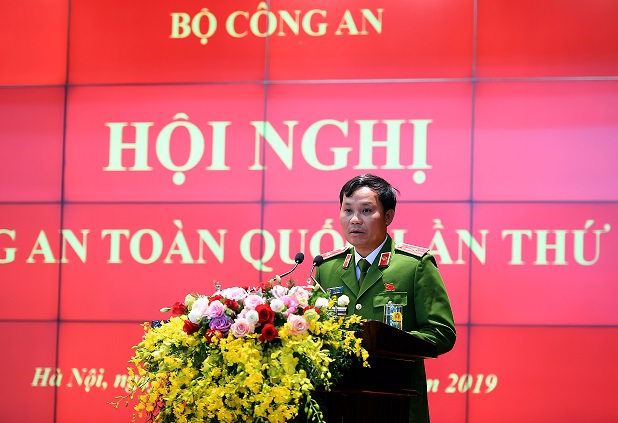 Các đại biểu tham luận tại Hội nghị.