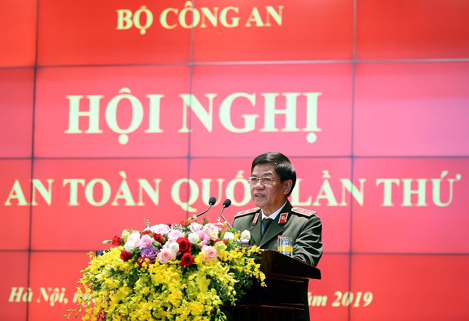 Các đại biểu tham luận tại Hội nghị.