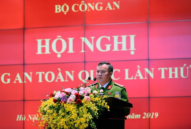 Các đại biểu tham luận tại Hội nghị.