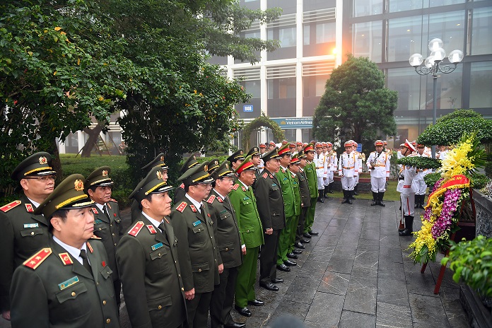 Đoàn đại biểu Đảng ủy Công an Trung ương, Bộ Công an dâng hương, dâng hoa tại Nhà tưởng niệm Chủ tịch Hồ Chí Minh.