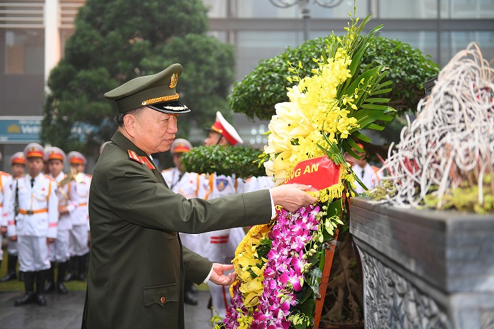 Bộ trưởng Tô Lâm dâng hoa tại Nhà tưởng niệm Chủ tịch Hồ Chí Minh.