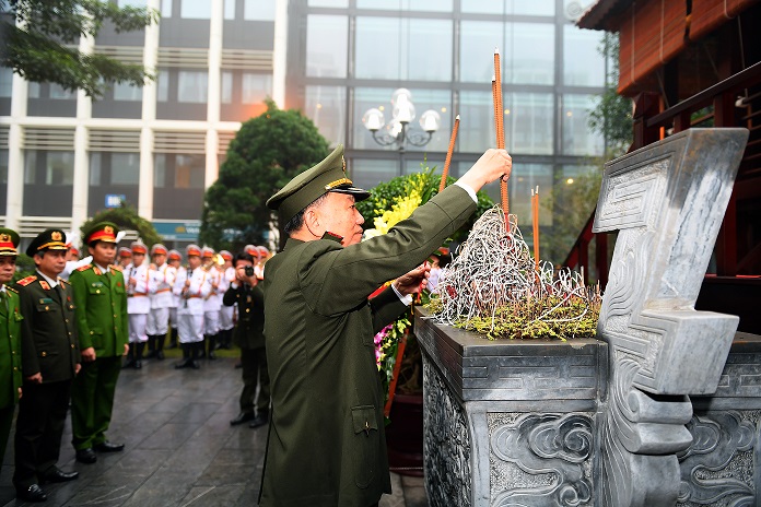 Bộ trưởng Tô Lâm dâng hương tại Nhà tưởng niệm Chủ tịch Hồ Chí Minh.