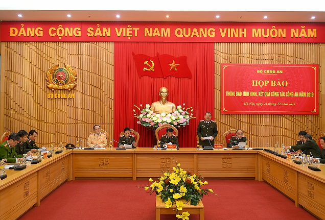 Chánh Văn phòng Tô Ân Xô thông báo kết quả công tác công an năm 2019 tại buổi họp báo.