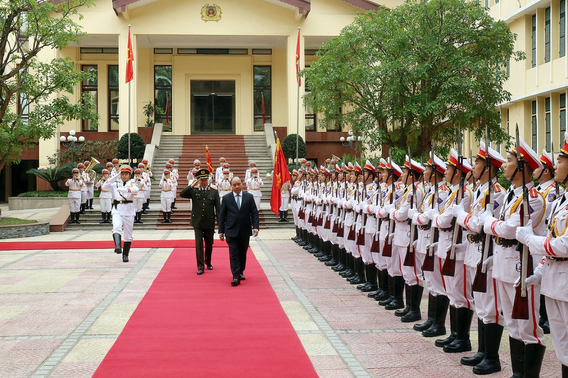 Thủ tướng Chính phủ Nguyễn Xuân Phúc duyệt đội danh dự Công an nhân dân.
