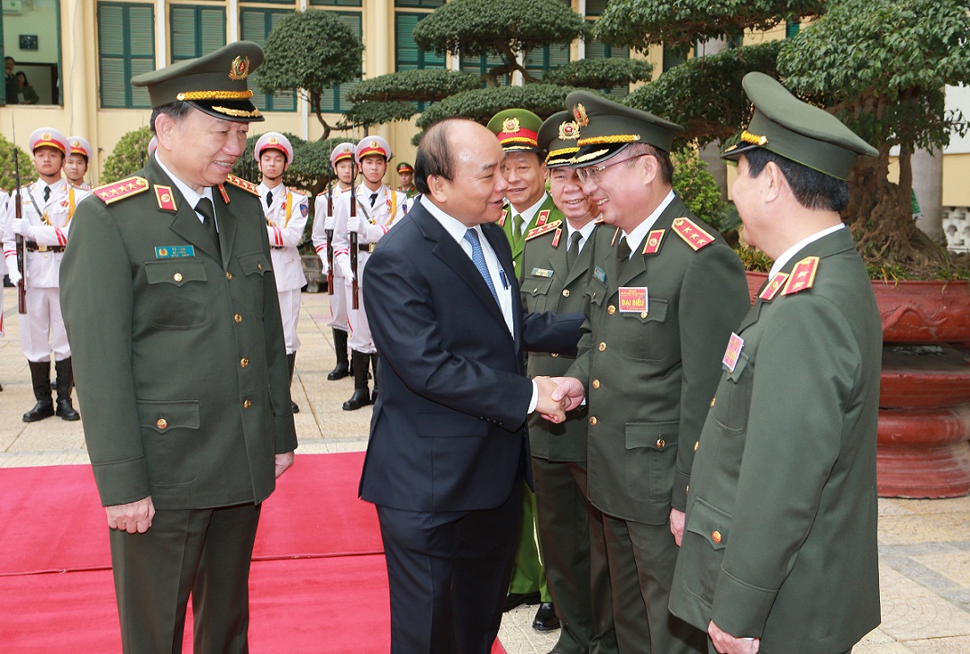 Thủ tướng Chính phủ Nguyễn Xuân Phúc chúc mừng các đồng chí lãnh đạo Bộ Công an.